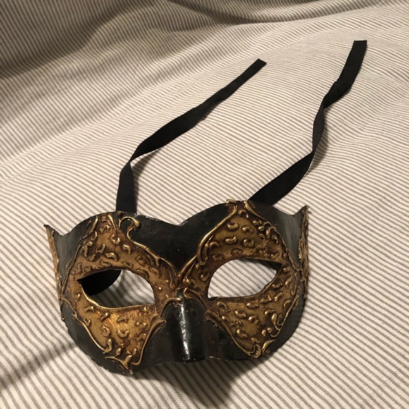 Authentic Hand-Crafted Mask - Picture 2 of 4